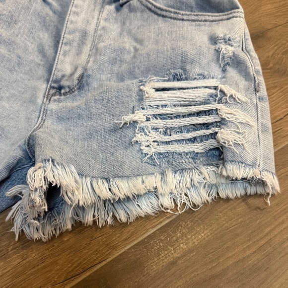 Pink Lily Large Light Wash Distressed Denim Women Shorts - Picture 3 of 5